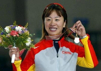 牡丹江籍速度滑冰世界冠军王曼丽诉说剪不断的