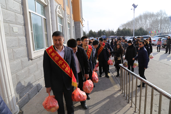 齐齐哈尔市拜泉县志愿者到敬老院慰问老人献爱心