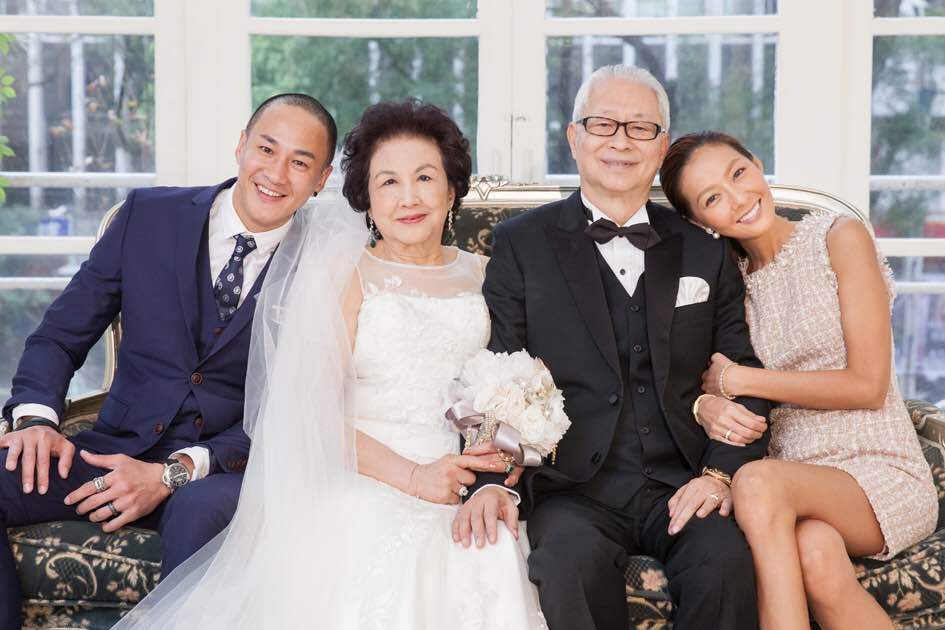 何润东夫妻合体撒狗粮 结婚周年与父母“金婚”