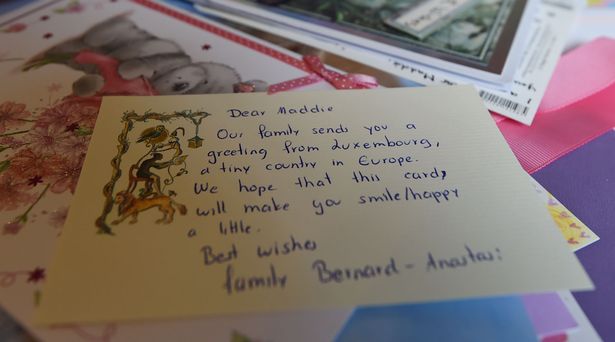 暖心！英7岁女童脑癌晚期获各地网友送祝福卡片
