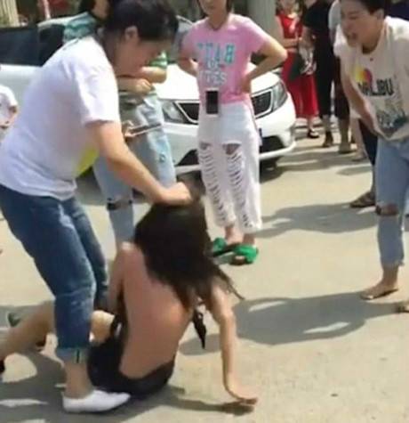 被误当小三 河北一女子当街遭人扒衣群殴(组图)
