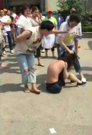 被误当小三 河北一女子当街遭人扒衣群殴(组图)