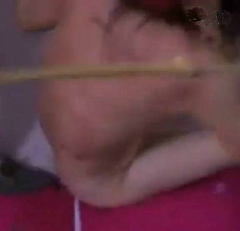 被误当小三 河北一女子当街遭人扒衣群殴(组图)