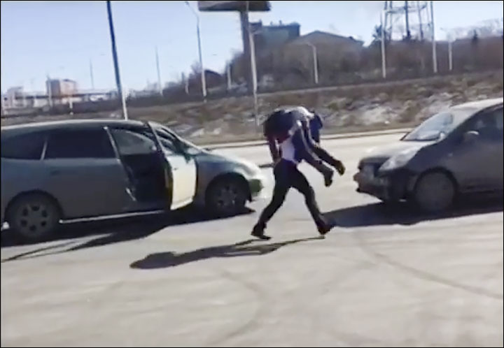 俄男子停车场内危险驾车 被女司机从车上拽下扛走