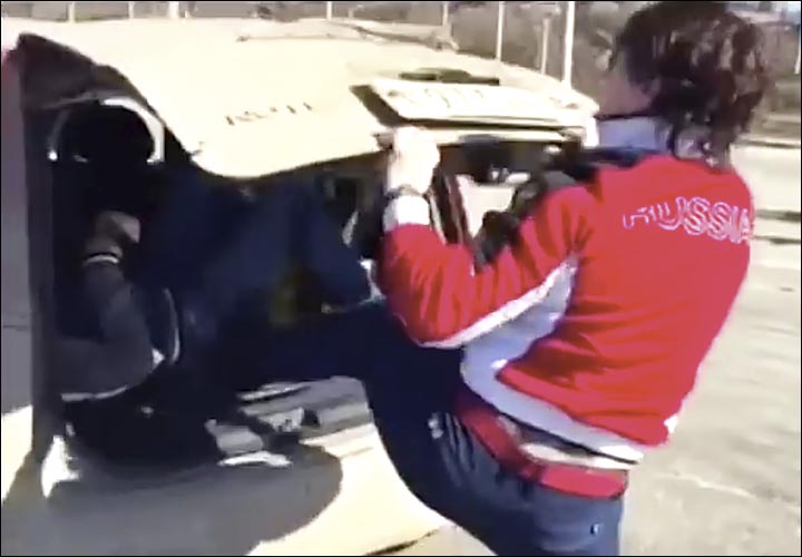 俄男子停车场内危险驾车 被女司机从车上拽下扛走