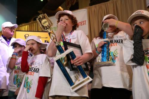 全美“臭鞋比赛”12岁少年夺冠 臭到呛鼻流眼泪