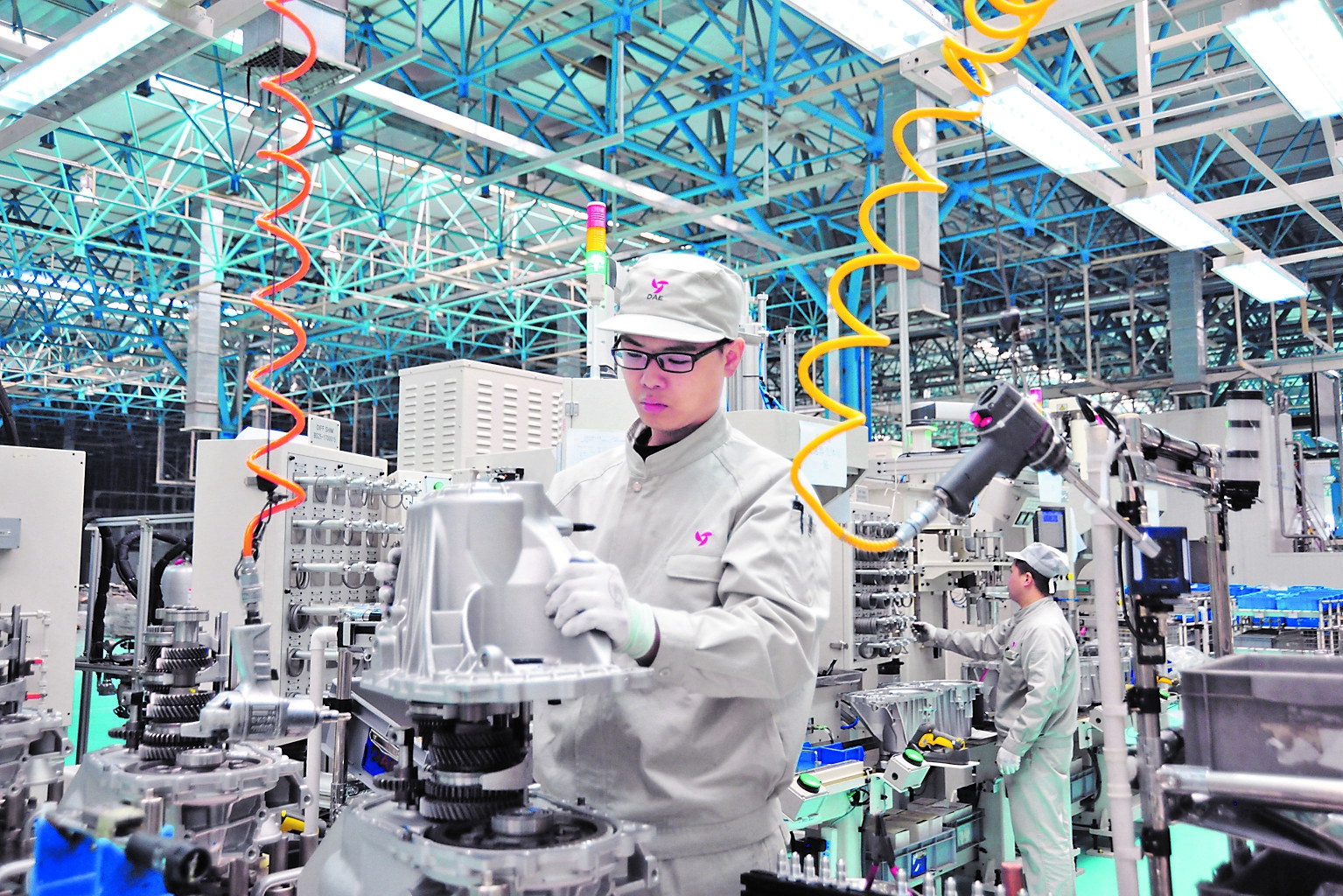 哈尔滨东安汽车发动机有限公司(dae)智能车间工人正在工作.