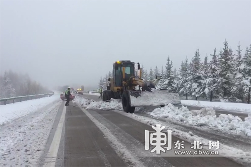 四月迎飞雪 牡丹江高速公路管理处展开除雪作业