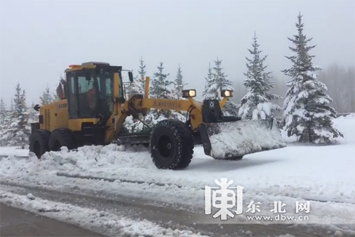 四月迎飞雪 牡丹江高速公路管理处展开除雪作业