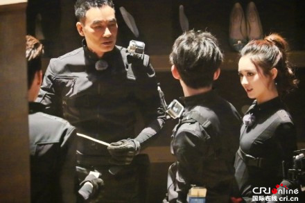 赵丽颖录《奇楼》飒爽英姿 黑白双面制服诱惑气场无敌