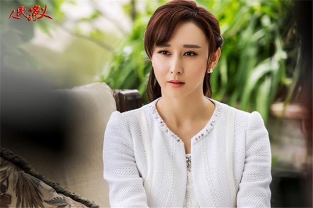 胡静一人扮两角演活双胞胎获网友力赞