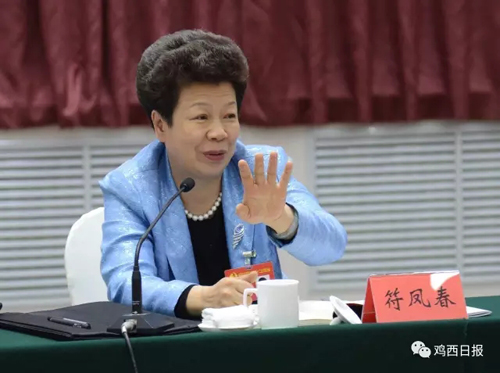 陈哲,赵广东,张成林,张春姣,王兆成,王佳喜,周春雁与代表一同讨论