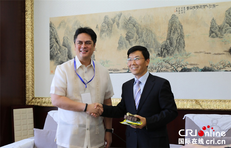 菲律宾总统府新闻部长:菲中媒体有责任向两国