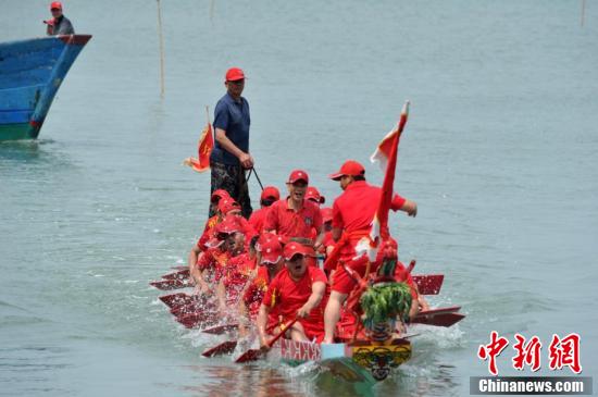 福建连江四百年的传统 海上赛龙舟