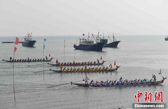 福建连江四百年的传统 海上赛龙舟