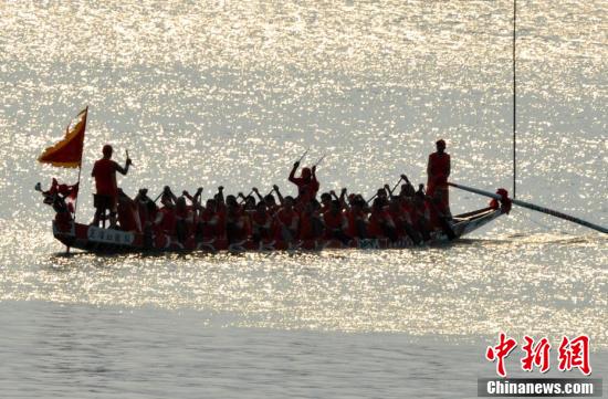 福建连江四百年的传统 海上赛龙舟