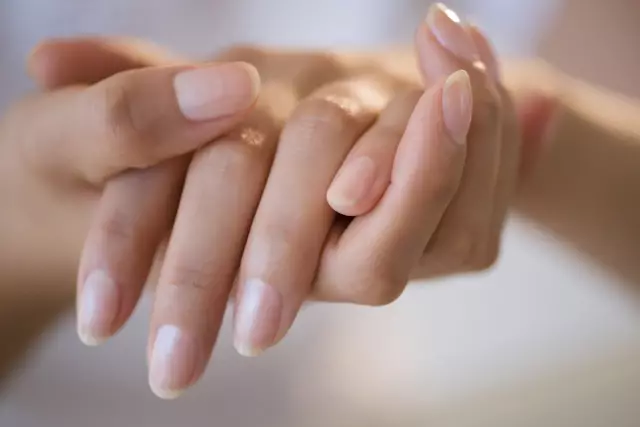 女生流行牵手不肯和头像半年男友藏着一个大女子背后恋爱QQ图片