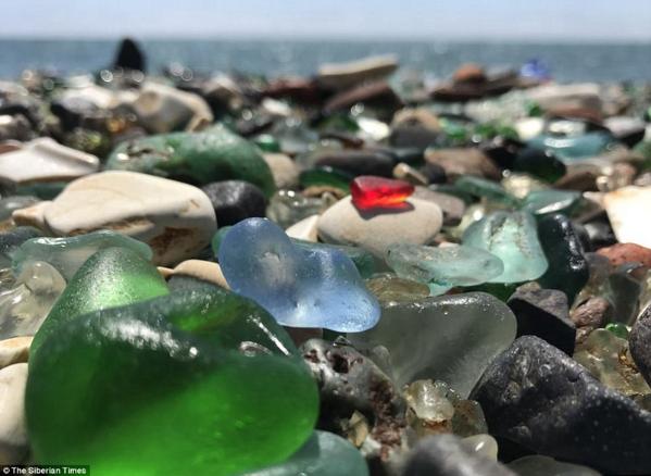 这片海滩需要废瓶子! 玻璃海滩 五彩碎片越来越