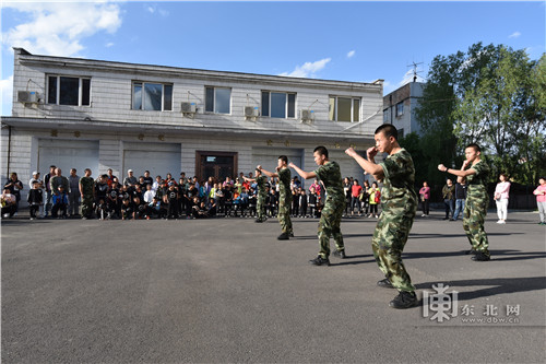双鸭山边防支队举办警营开放日活动 邀请小学生体验警营文化