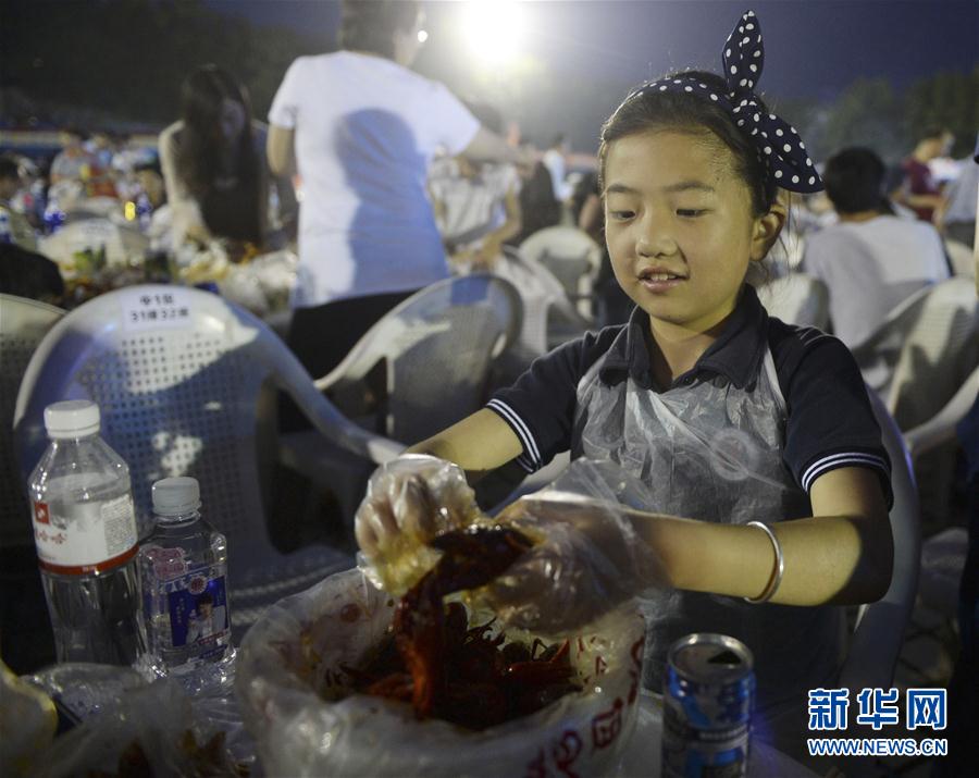 江苏盱眙举办万人龙虾宴