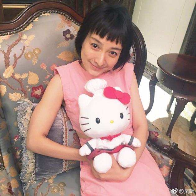 粉色长裙怀抱Kitty猫 新浪娱乐讯22日,吴昕在微博晒出多张自己近日的生活照,风格多变,既有可爱甜美风,也有高冷酷炫风。同时配文道自己的生活本就不该被外界的纷纷扰扰打乱它固有的节奏,我可以把脑袋缠上保鲜膜,放进冰箱里冷冻起来。我要把我生活的关键词,还原成,小确幸。 粉丝们纷纷为吴昕的好心态点赞:做你喜欢的自己就好啦做最好的自己,爱吃,爱睡,爱笑的女孩勇敢走下去!