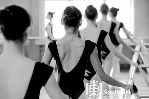 黑龙江艺术职业学院舞蹈专业学生诠释 台上十