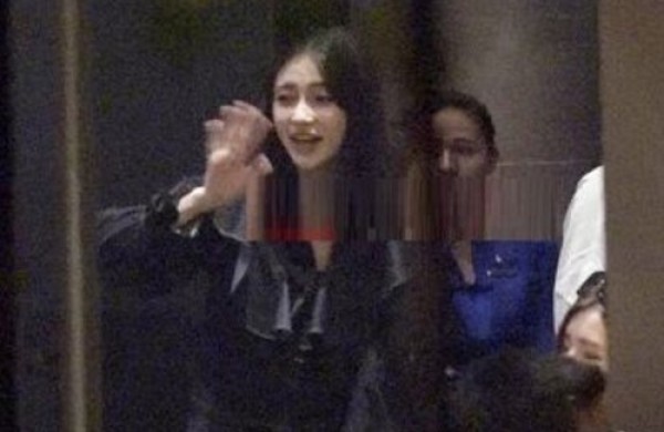 Angelababy参加聚会豪放抽烟 动作娴熟遭热议