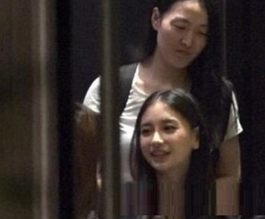 Angelababy参加聚会豪放抽烟 动作娴熟遭热议