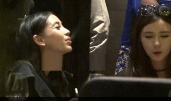 Angelababy参加聚会豪放抽烟 动作娴熟遭热议