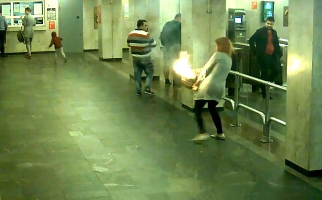 惊险！白俄女子手提包意外着火竟是电子烟作祟