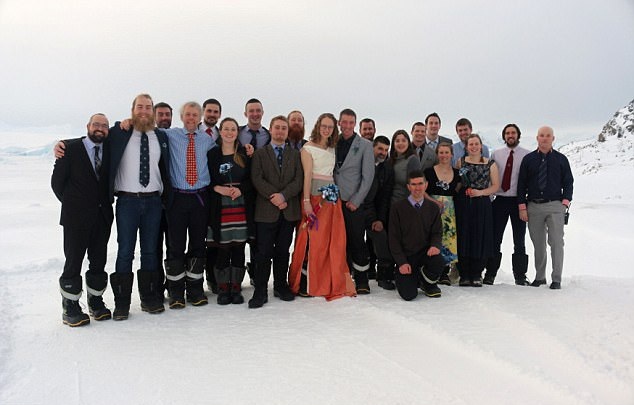 真爱不怕冷！英南极科考站迎来首场极地婚礼