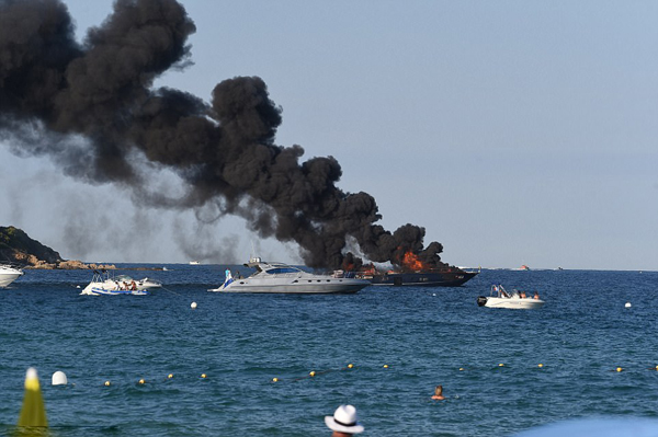 法国豪华游艇突起大火 游客坐海滩淡定围观