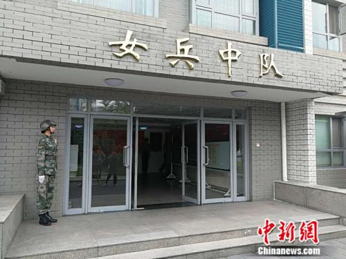 三军仪仗队女兵生活日常：训练要托7斤多礼宾枪