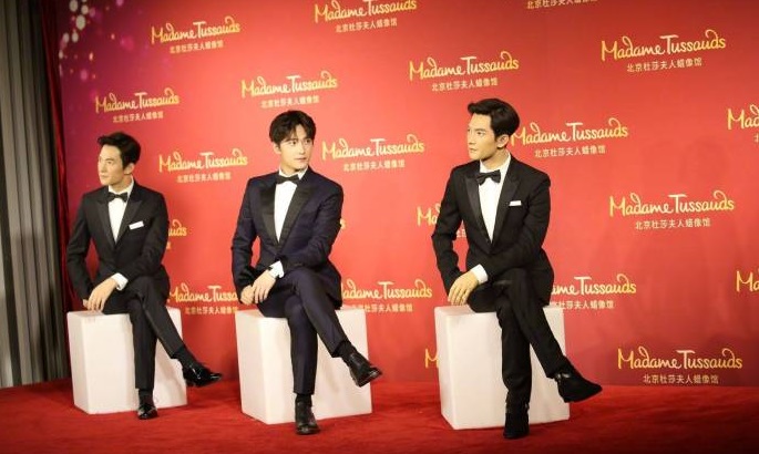 模仿粉丝和蜡像合照 原来你是这样的杨洋
