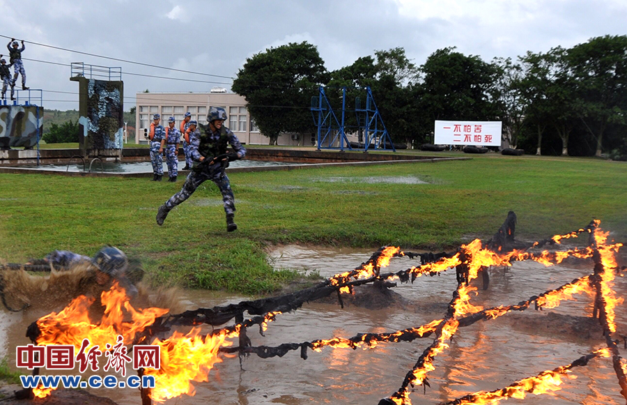 【网络媒体国防行】热血沸腾！“猛虎之旅”两栖作战训练大雨中进行