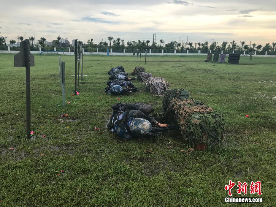 【网络媒体国防行】直击两栖侦察女兵训练场