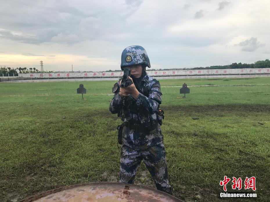 【网络媒体国防行】直击两栖侦察女兵训练场