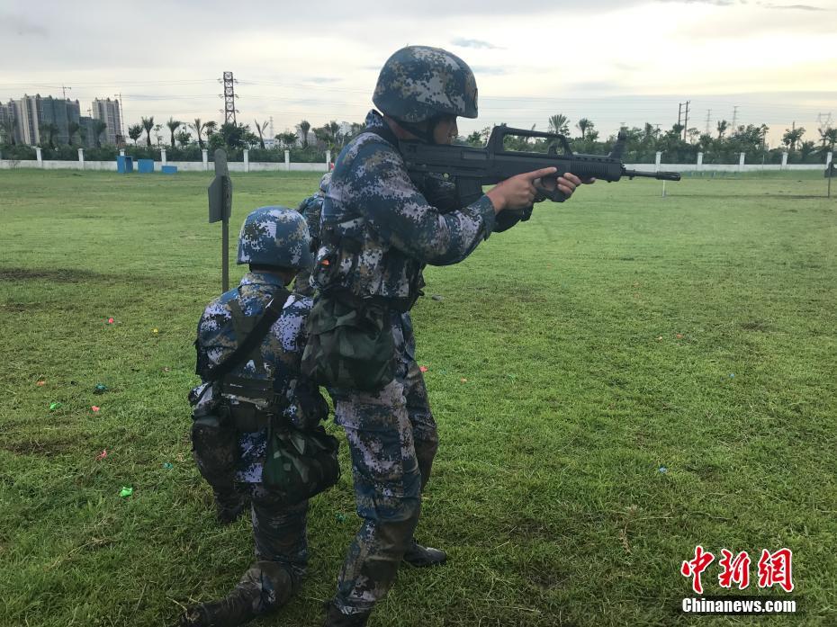 【网络媒体国防行】直击两栖侦察女兵训练场