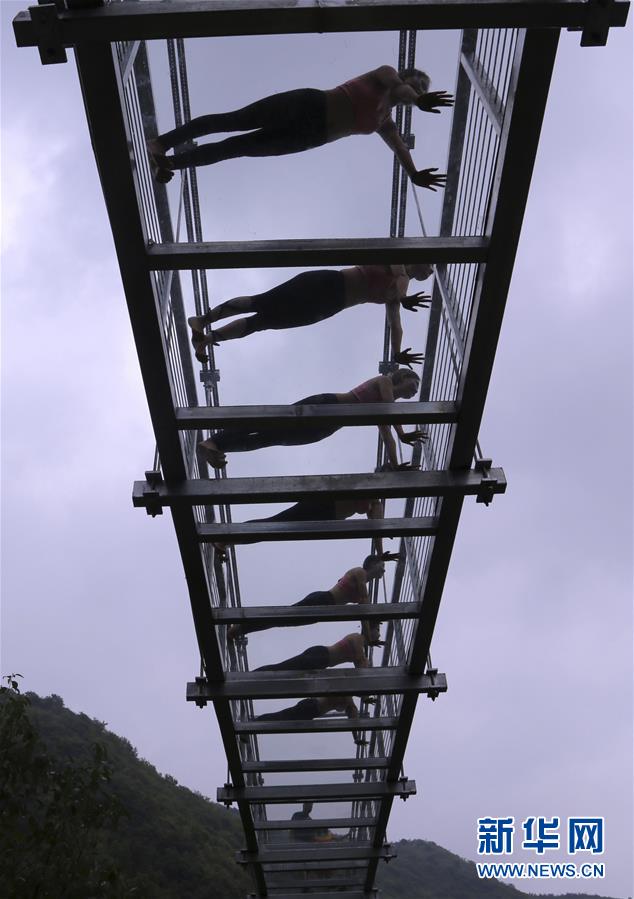 玻璃吊桥瑜伽秀