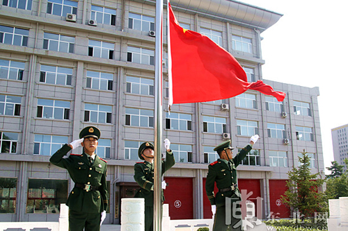 鸡西市消防官兵举行庆“八一”升国旗仪式 重温忠诚卫士誓词