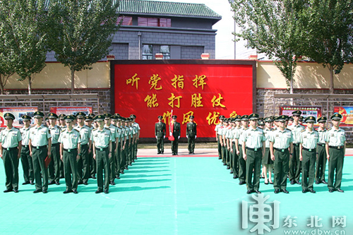 鸡西市消防官兵举行庆“八一”升国旗仪式 重温忠诚卫士誓词