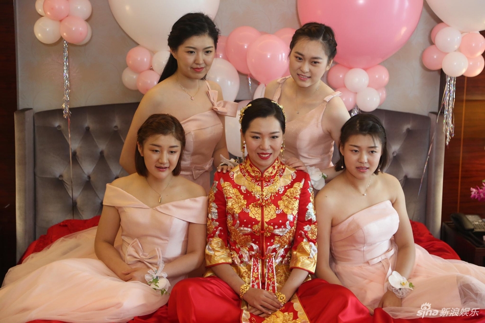 女乒大魔王李晓霞今日大婚 穿中式礼服大气端庄