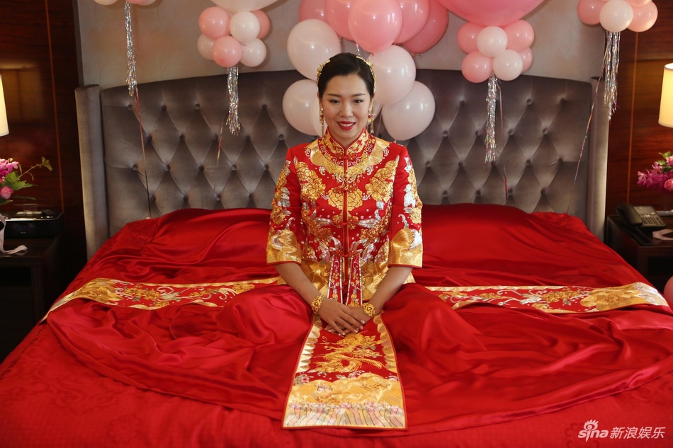 女乒大魔王李晓霞今日大婚 穿中式礼服大气端庄