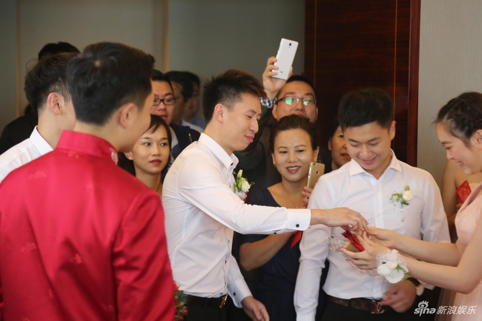 女乒大魔王李晓霞今日大婚 穿中式礼服大气端庄