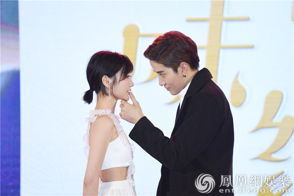 《美味奇缘》开播 Mike毛晓彤抹嘴杀甜蜜来