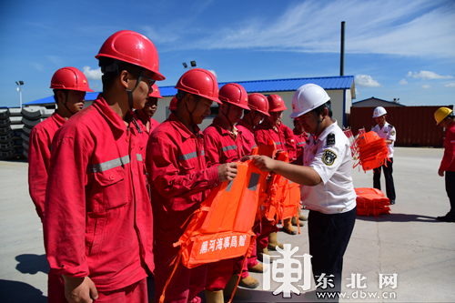 黑河海事局向黑龙江涉水工程有关单位赠送救生