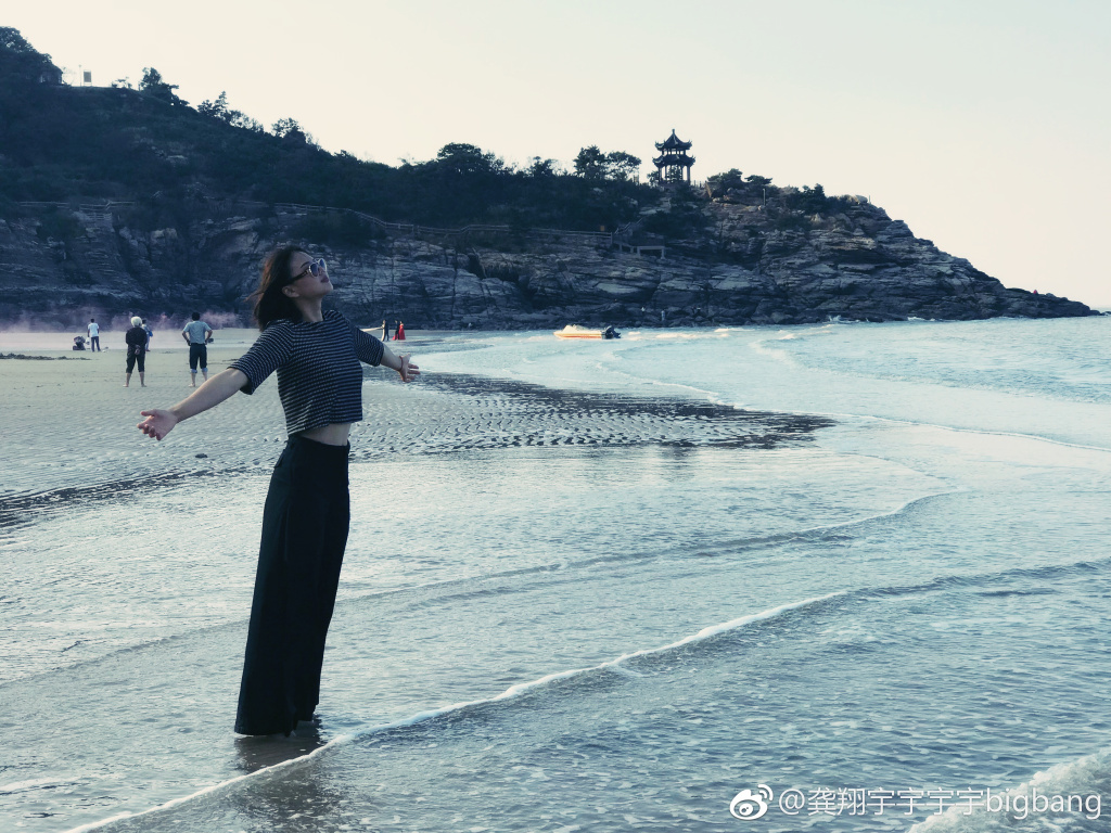 满屏大长腿小蛮腰!龚翔宇海边度假晒美照