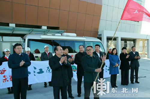 兰西县委副书记,县长韩奉财为南下活动领队授旗.