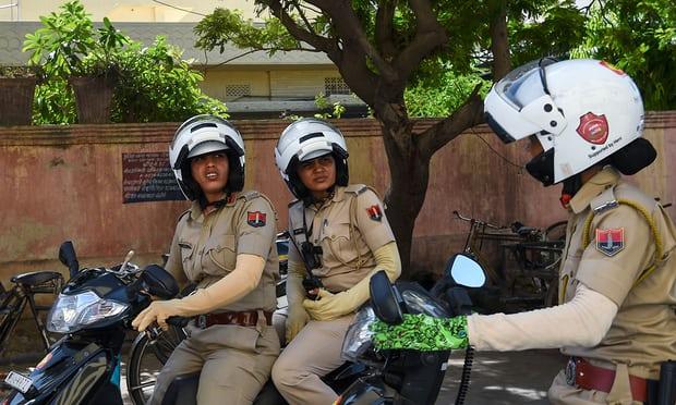 性犯罪率居高不下 印度设摩托女警小分队专抓