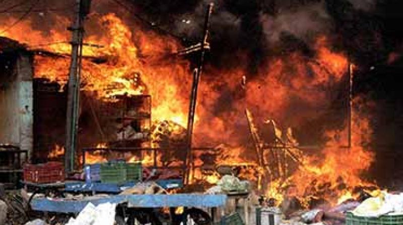 印度孟买一商店发生火灾事故 致12人遇难